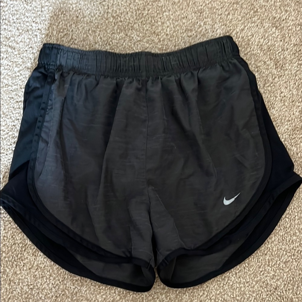 Nike Black Athletic Shorts Lightweight Breathable Design